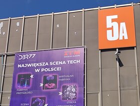 Scena robotów DBR77 z Inovatica AGV